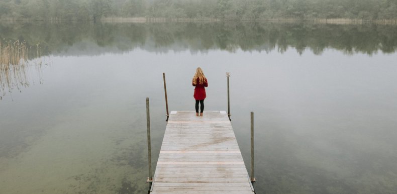 Foto Sarah Green Bro Kvinde Tåge Over Vand